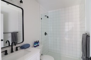 シャワー、ヘアドライヤー、タオル、石鹸