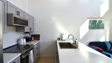 Cafeteira/chaleira, geladeira, micro-ondas, fogão