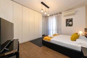 1 quarto, cofres nos quartos, ferros/tábuas de passar roupa