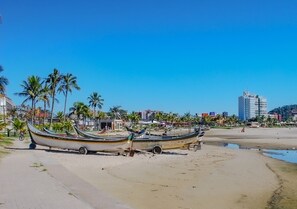 Una spiaggia nelle vicinanze, sabbia bianca
