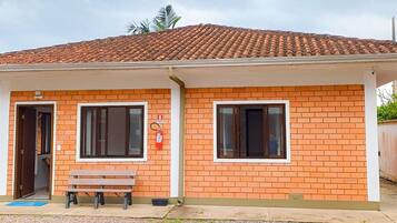 Casa luxo | Área de estar | TV de tela plana 32 polegadas com canais digitais