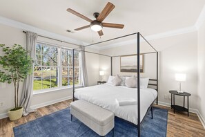 3 bedrooms, WiFi, bed sheets - Charlotte Game Haven: Pool Table, Games & Fun Near the Action (Charlotte)