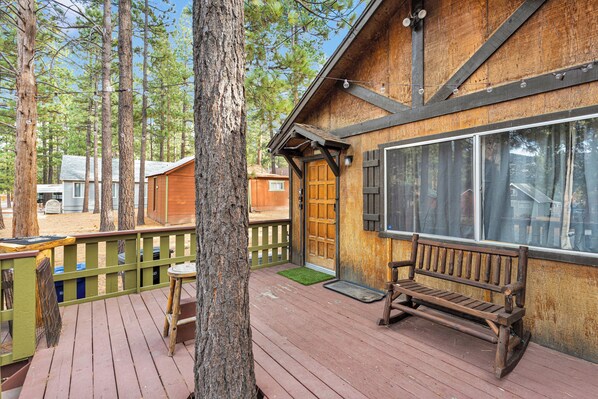 Terrace/patio - Cozy 2-bedroom cabin in welcoming Big Bear with WiFi (Big Bear)