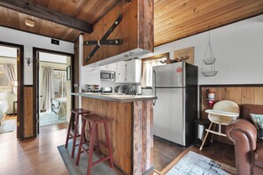 Fridge, microwave, oven, stovetop - Cozy 2-bedroom cabin in welcoming Big Bear with WiFi (Big Bear)