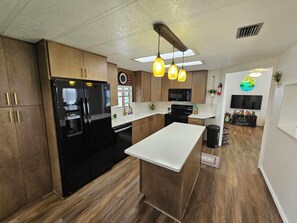 Mikrovågsugn, ugn, spishäll och diskmaskin