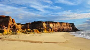 En la playa, arena blanca