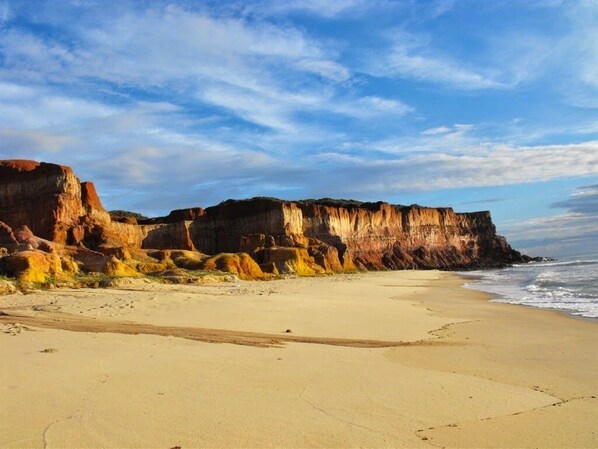 Accommodatie ligt op het strand, wit zand