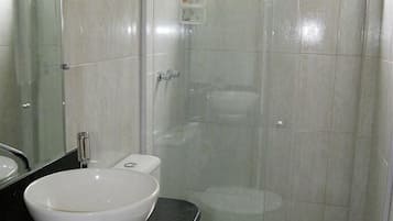 Combined shower/tub, towels, toilet paper