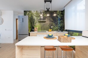 Fridge, oven, stovetop, coffee/tea maker
