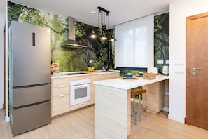 Fridge, oven, stovetop, coffee/tea maker