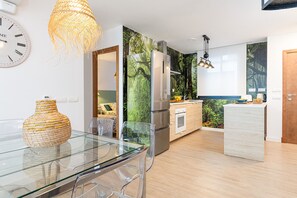 Kühlschrank, Ofen, Herdplatte, Wasserkocher mit Kaffee-/Teezubehör