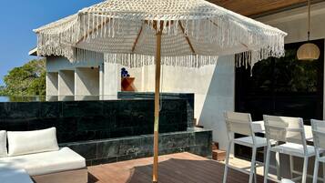 Blackout drapes, soundproofing, free WiFi, bed sheets