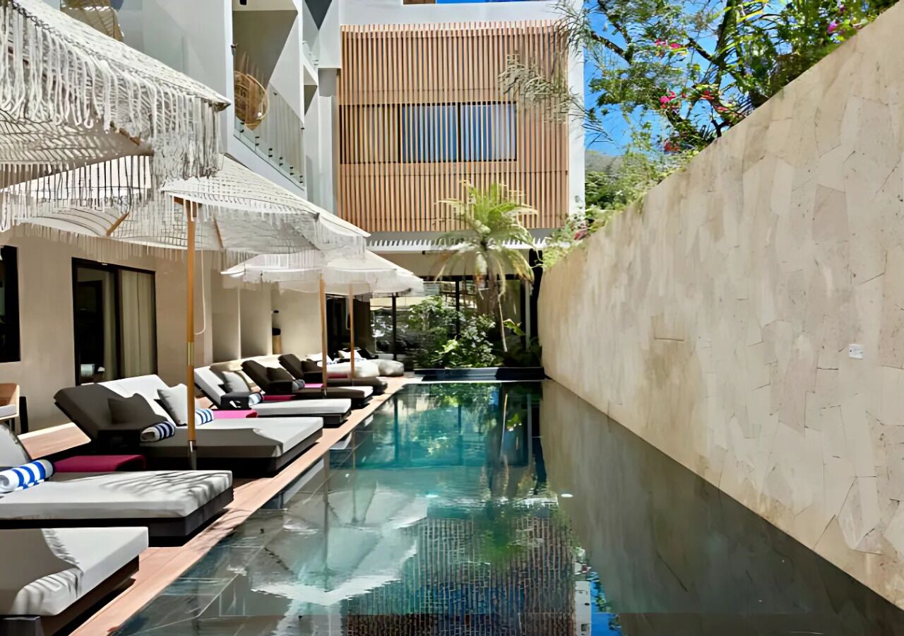 Piscine extérieure, parasols de plage, chaises longues
