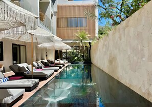 Outdoor pool, pool umbrellas, sun loungers - Blooma Boutique Hotel & Kosher Restaurant (Cóbano)