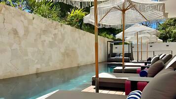 Piscine extérieure, parasols de plage, chaises longues