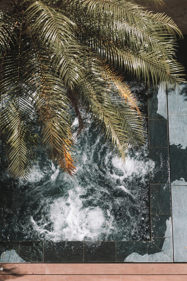 Outdoor pool, pool umbrellas, pool loungers - Blooma Boutique Hotel (Cóbano)