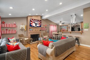 Smart-TV, videospill, DVD-spiller og bordtennis