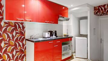 Een koelkast, een microgolfoven, een koffiezetapparaat/waterkoker