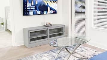 Smart TV, futbolito y monitor de computadora