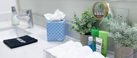 Dusj, hårføner, håndklær og såpe