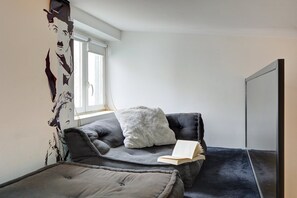 TV - TBS 81 - Architect-designed apartment in Le Marais (Paris 04 Hôtel-de-Ville)