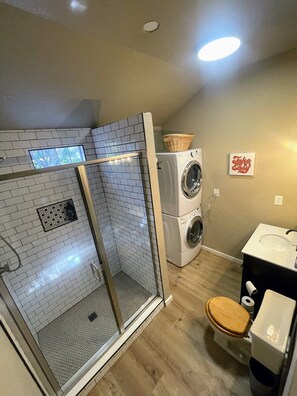 Shower, towels, soap, toilet paper - Fox Kit Cabin (Clifton)