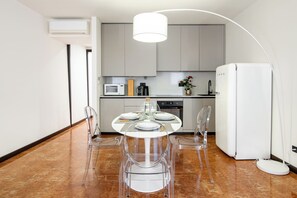 Fridge, microwave, oven, stovetop - V13 Riviera Apartment (Padova)