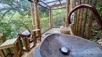 Bungalow Deluxe, quang cảnh núi | Phòng tắm | Khăn tắm, xà phòng, dầu gội, giấy vệ sinh