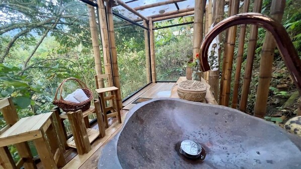 Deluxe bungalow, uitzicht op bergen | Badkamer | Handdoeken, zeep, shampoo, toiletpapier