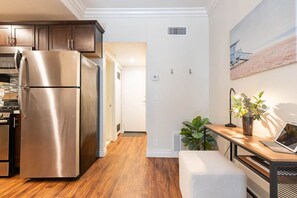 Private kitchen - Beach Retreat Main Street Surf City (Huntington Beach)