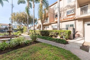 Exterior - Beach Retreat Main Street Surf City (Huntington Beach)