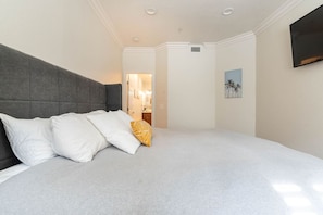 Room - Beach Retreat Main Street Surf City (Huntington Beach)