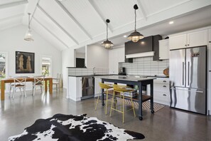 Kühlschrank, Mikrowelle, Geschirrspüler