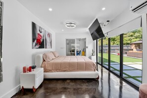 2 bedrooms, iron/ironing board, free WiFi, bed sheets - Modern Luxury Home, Pool, Walk To The Beach (Boynton Beach)