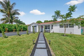 Exterior - Modern Luxury Home, Pool, Walk To The Beach (Boynton Beach)