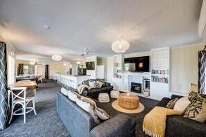Tv och ett bordtennisbord