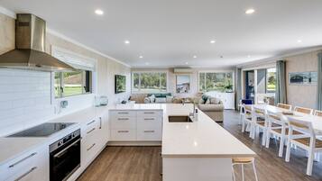 Kühlschrank, Mikrowelle, Ofen, Geschirrspüler