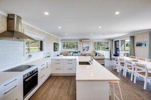 Frigorífico, microondas, horno y lavavajillas