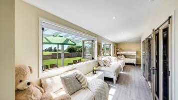 6 bedrooms, iron/ironing board, WiFi, bed sheets