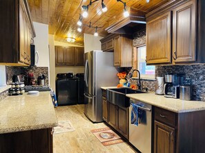 Microwave, oven, stovetop, dishwasher - Willies Grand Canyon Lodge (Williams)