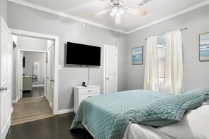 3 Schlafzimmer, Schreibtisch, Bügeleisen/Bügelbrett, Reisekinderbett