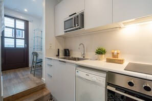 Kjøleskap, mikrobølgeovn, ovn og oppvaskmaskin