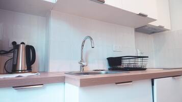 Een koelkast, een oven, een kookplaat, een vaatwasser