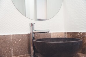 Shower - L'Etape - La Maison des amis (TOURS)