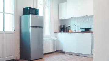 Een koelkast, een oven, een kookplaat, een vaatwasser