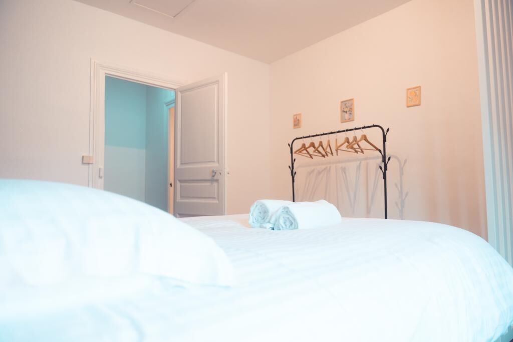 2 slaapkamers, reisbedje