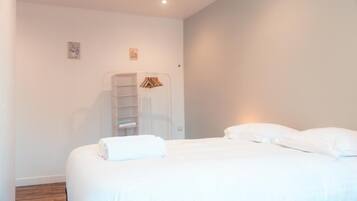 2 slaapkamers, reisbedje