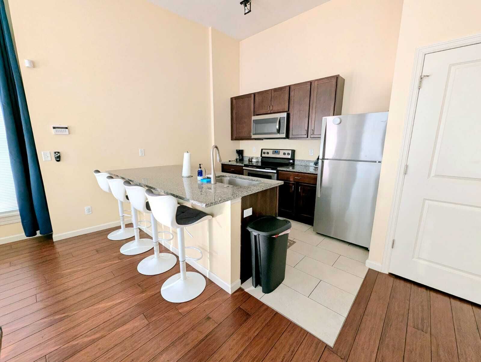 Een koelkast, een magnetron, een oven, een kookplaat