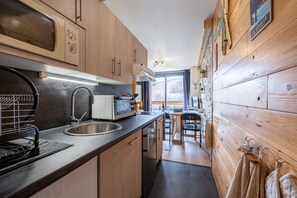 Fridge, microwave, oven, coffee/tea maker