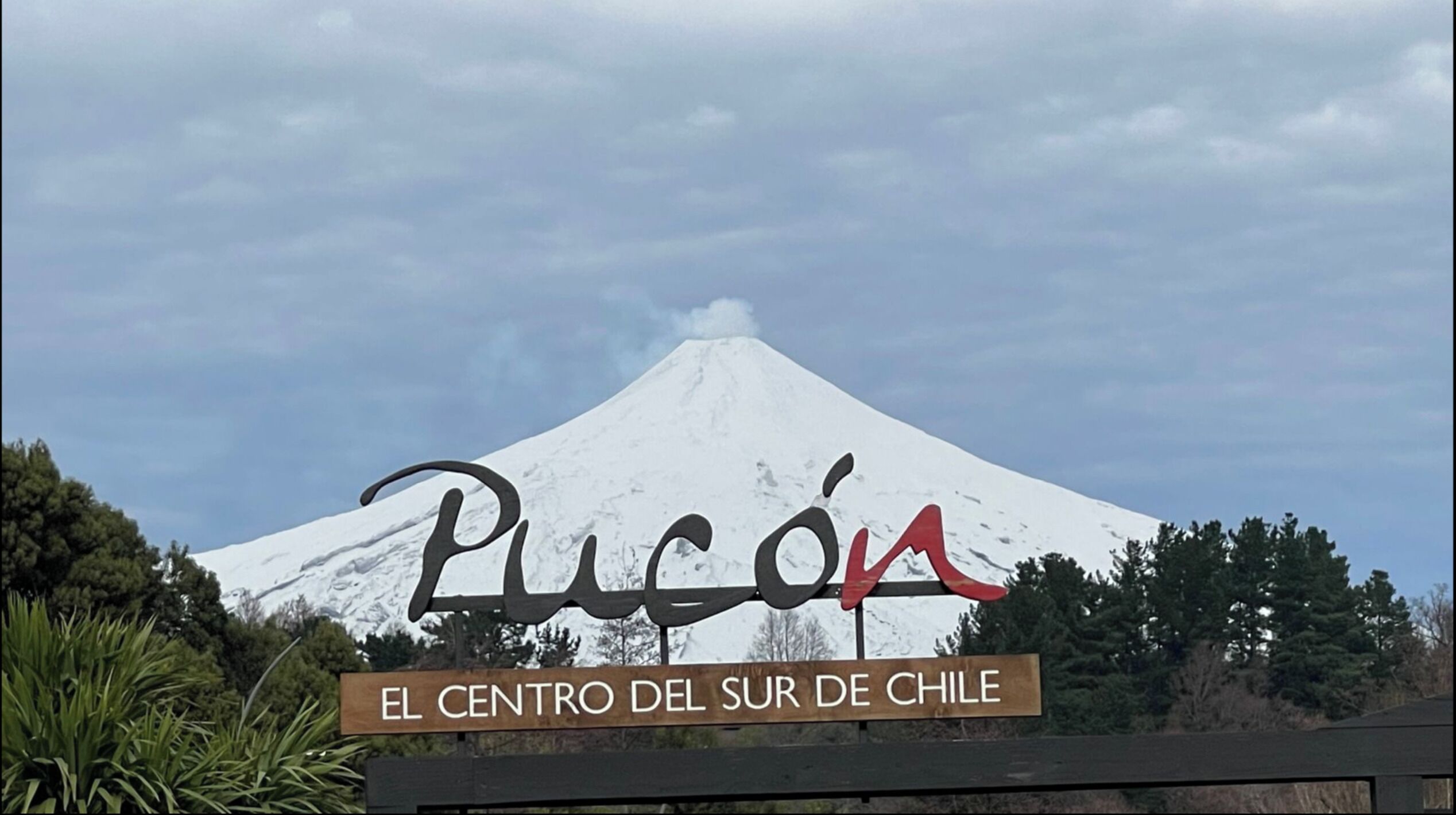 Un panneau indiquant un lieu au Chili, portant les inscriptions « Pico » et « EL CENTRO DEL SUR DE CHILE ».